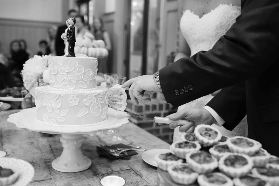 Bride and groom cut the cake, I'ON Creek Club, Mt Pleasant, South Carolina Kate Timbers Photography. http://katetimbers.com #katetimbersphotography // Charleston Photography // Inspiration