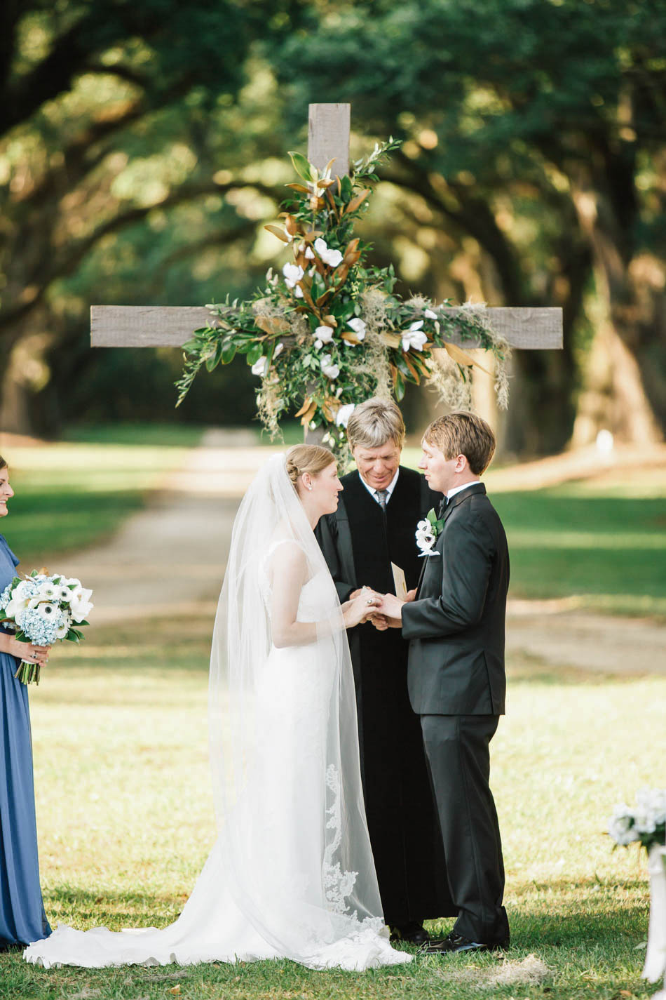 Bride and groom exchange vows, Oakland Plantation, Mt Pleasant, South Carolina Kate Timbers Photography. http://katetimbers.com #katetimbersphotography // Charleston Photography // Inspiration